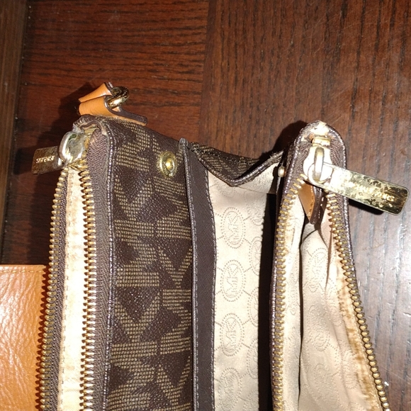 Michael Kors Crossbody Foldout Wallet Built-in Handbag - Picture 3 of 8